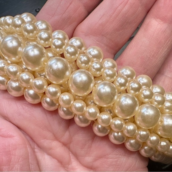 VINTAGE, 7 STRAND, FAUX PEARL CHOKER. SOME STRANDS HAVE SEPARATED. - Picture 5 of 8